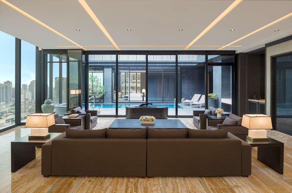 فندق ذا لين تايتشونغ المظهر الخارجي الصورة The living room of a three-bedroom suite