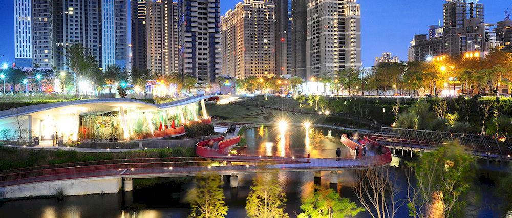 فندق ذا لين تايتشونغ المظهر الخارجي الصورة View of the park at night